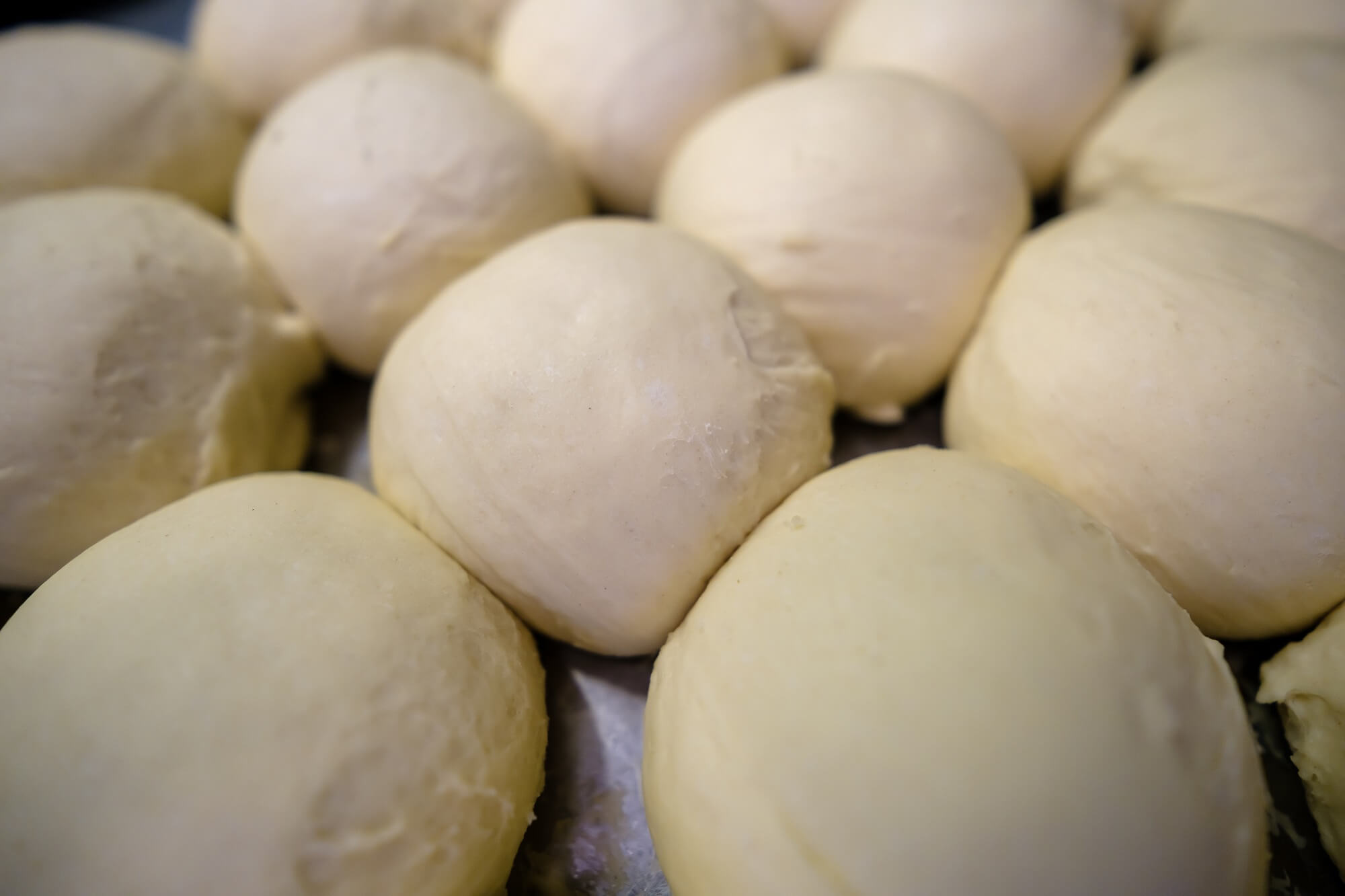 Dlaczego ciasto na pizzę musi długo fermentować